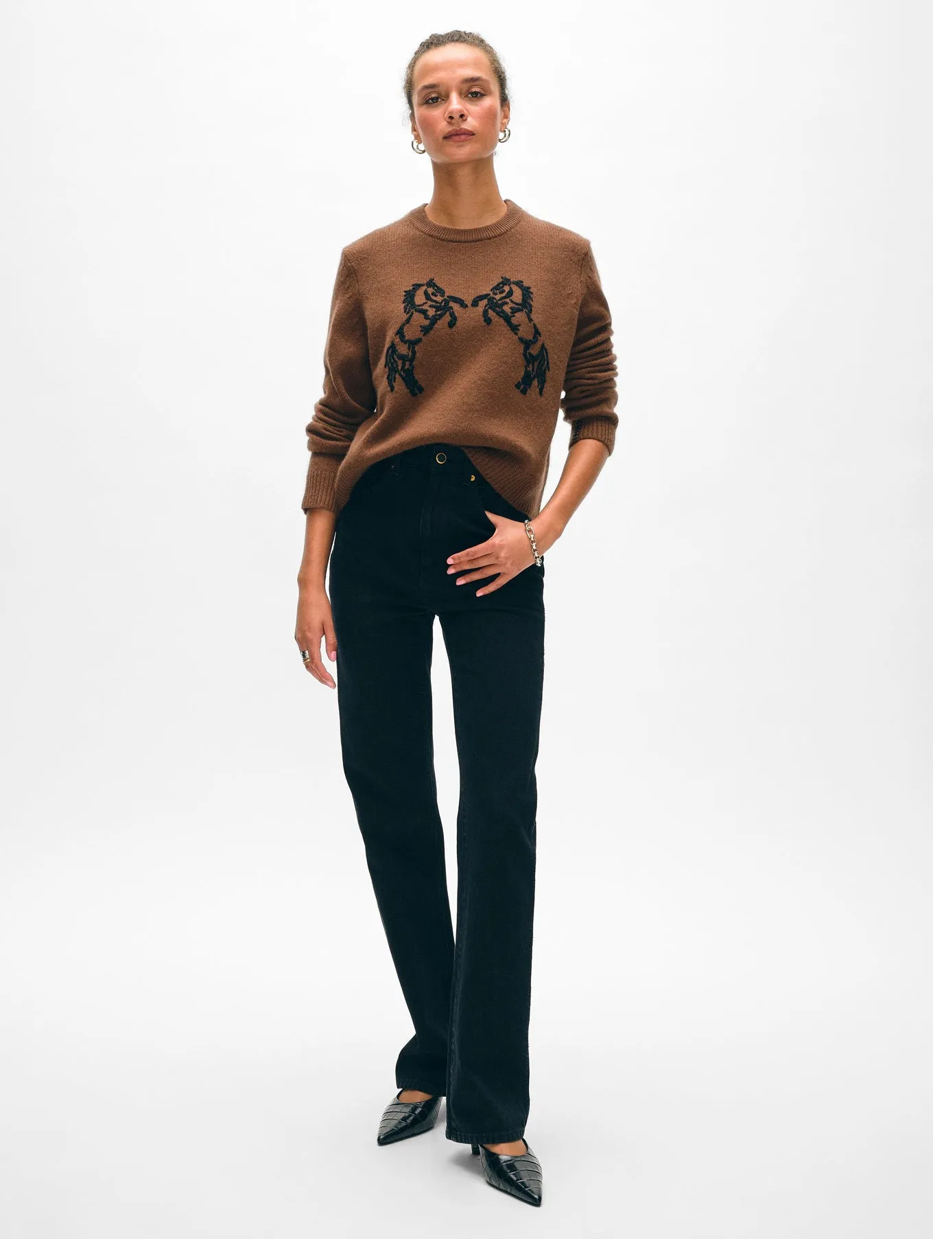 CASHMERE BLEND HORSE EMBROIDERED CREW IN UMBER/BLACK