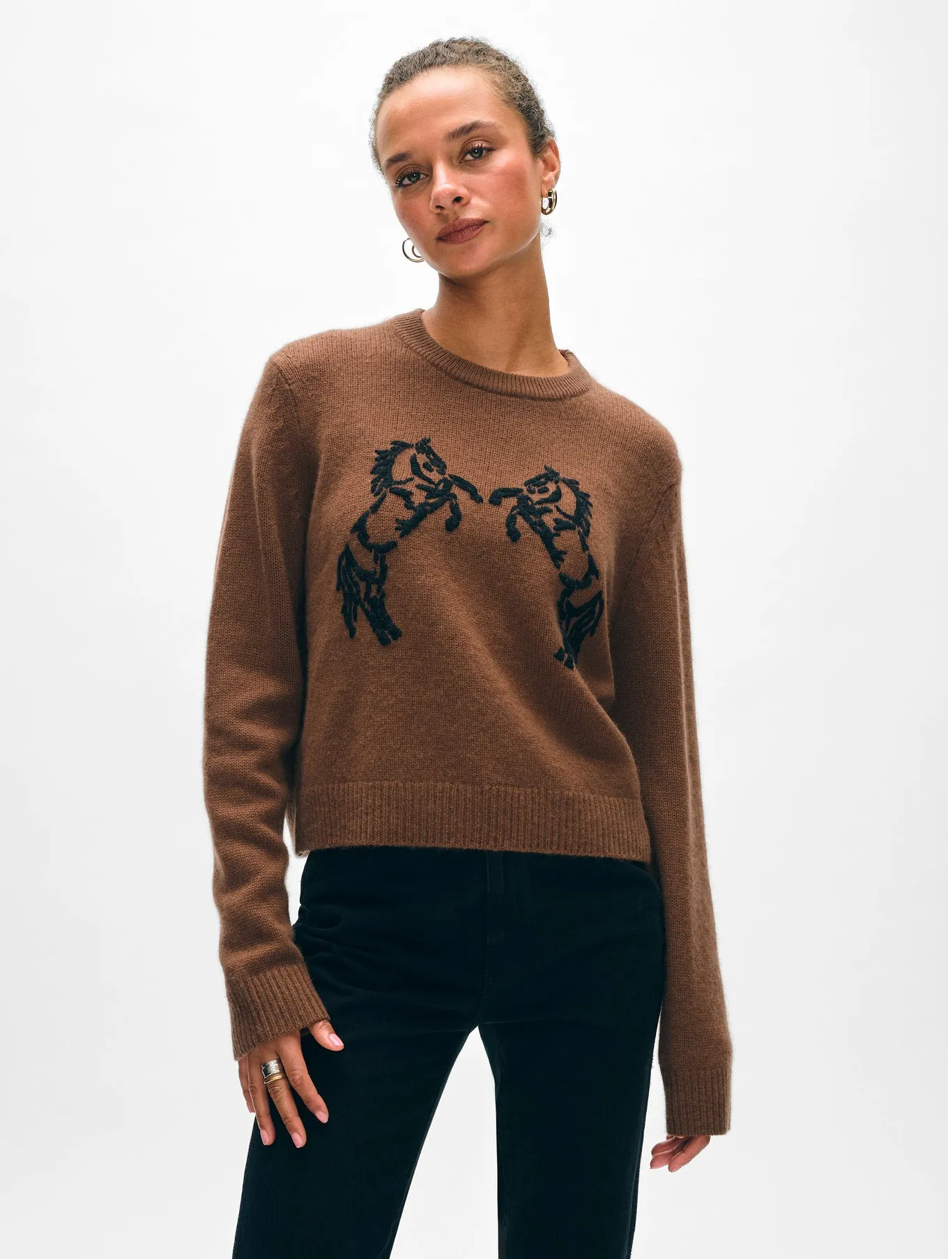 CASHMERE BLEND HORSE EMBROIDERED CREW IN UMBER/BLACK