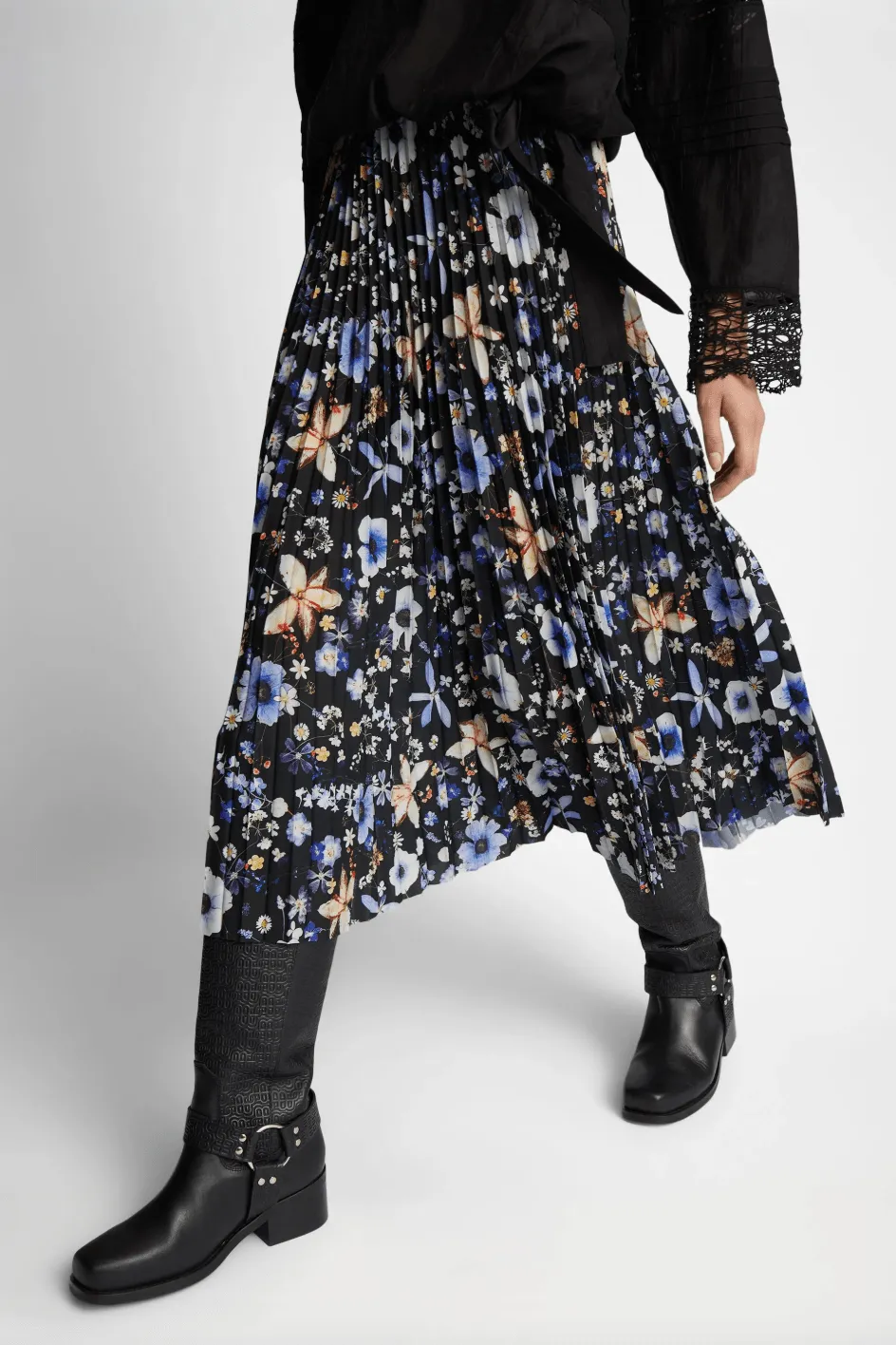 Charming Skirt - Black Floral